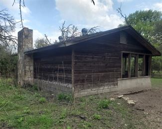 A short walk, in-between the bottom parking lot and the house, a Picker's shed
Read Description for more information about parking and SPARC's measures against COVID-19 in this sale