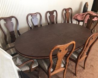 Dining table with leaves and 8 chairs