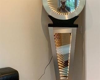Fantastic optical illusion "grandfather clock" of the future!