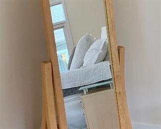Standing swivel mirror