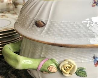 Herend Porcelain "Rothschild Bird" Pattern Soup Tureen and Underdish, Hungary, 20th century, oval tureen with lemon finial, polychrome enamel decorated with birds and insects. printed factory marks.