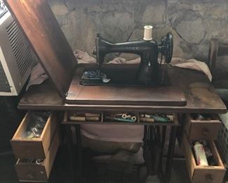 This singer sewing machine still works and comes with the original manual, a zigzag attachment, and a buttonhole attachment.