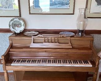 Lowrey Piano