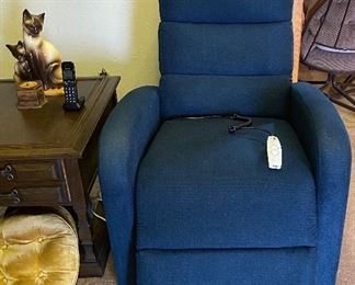Serta Electric Lift Recliner Chair, Throw Pillow, End Table, Ceramic Siamese Cats