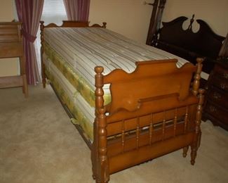 Pair of twin beds with mattresses/box springs