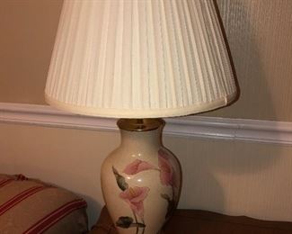 Pair of lamps with floral motif