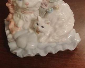 Music box Mom Cat and baby kitten