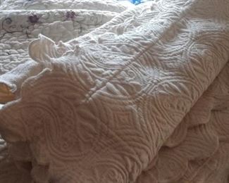 Queen size embroidered cream quilt with shams Very pretty.