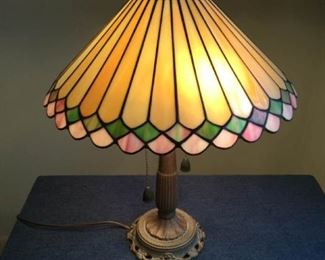 Beautiful Tiffany Style Lamp https://ctbids.com/#!/description/share/361817