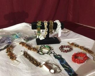 Huge Lot of Bracelets https://ctbids.com/#!/description/share/361960