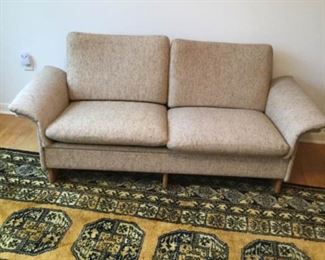 Danish Settee https://ctbids.com/#!/description/share/361974