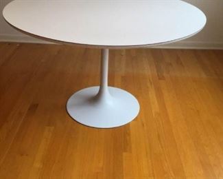 Vintage Mid Century Tulip Table https://ctbids.com/#!/description/share/361977
