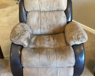 Recliner     https://ctbids.com/#!/description/share/361926