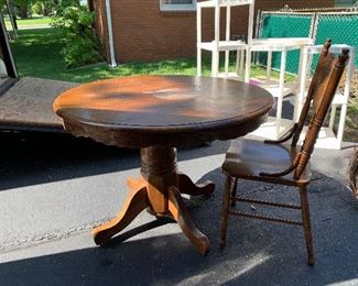 Round kitchen table and chairs