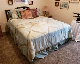 $175 - Queen bed w/Bedding & Pillows