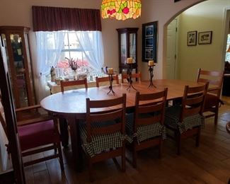 $795 - Frederick Loeser & Co Dining Table w/4 Leaves & 9 Chairs