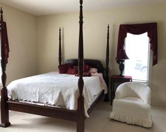 Four Poster Queen Bed & Side Table & Swivel Chair https://ctbids.com/#!/description/share/362544