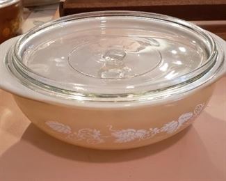 $15 - Item #140: Pyrex lidded casserole dish