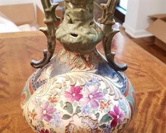 $5 - Item #207: Old urn, heavily damaged, see photos... Old glue repair. 
