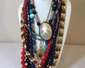 7 Costume Jewelry Necklaces https://ctbids.com/#!/description/share/373937