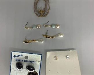 Costume Jewelry Earrings and Pendant https://ctbids.com/#!/description/share/373943