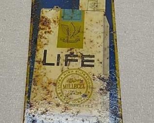 Life ciggarettes metal sign
