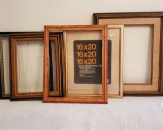 1057: 5 Empty Picture Frames
Picture frames measures approx 21×17- 22×26