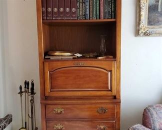 1970s Traditional Thomasville Furniture Combinations Collection 32" Drop Front Bookcase Secretary / Wall Unit
1526: Measures approx 32"x17"x78". Does not include items on shelves. Does include items in drawers, fake plant and fireplace tools.
