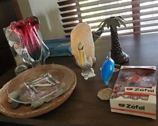 Approximately 12 peices of Brick and Bracker
Salt Rock, red thick glass vase, pelican, dolphin, bike light set, artificial plant and more