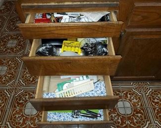 10 Cupboards Full of House Appliances
Items Include oven mitts, kitchen towels, kitchen utensils, keurig, and more!