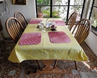 Dining Room Table With 4 Chairs
Dining Room Table Measures Approx 60"(L)×29"(H)×35"(W)