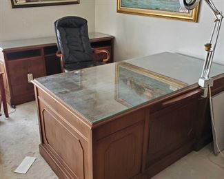 2 Office Desks With Rolling Chair
Office Desks Measures Approx 68"(L)×31"(H)×36"(W). 69"(L)× 30"(H)×21.5(W)