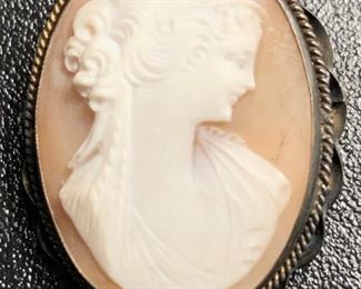 WHITE SALMON CARVED CAMEO BROOCH PIN PENDANT
