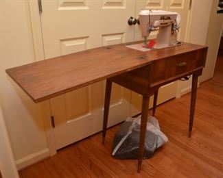 1958 Singer mid-century moder sewing machine in table with accessories