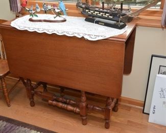 Mahogany drop-leaf gate leg table