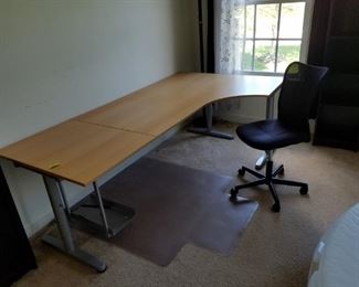 Bedroom #3: computer desk, wood top w/ metal legs, bump out on one end and
adjustable office desk chair.  Desk: $65.00. Chair: $40.00