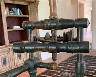 Antique spinning wheel	38x18x21in	HxWxD	SC119