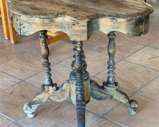 Rustic/Distressed Console Table	33x40x33in	HxWxD	SC159