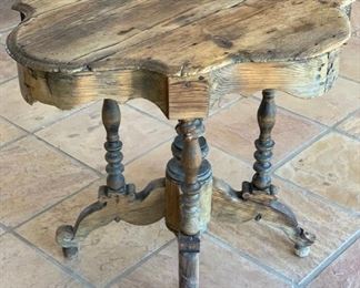 Rustic/Distressed Console Table	33x40x33in	HxWxD	SC159