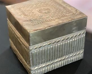 Hammered Tin Lidded Box	7x8.25x8.25in	HxWxD	SC224