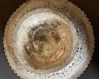 Reticulated metal Centerpiece Dish/Bowl	4.25x15.5in Diameter		SC252
