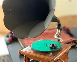 Columbia Grafonola Gramophone AS-IS	29x16x22	HxWxD	SC259