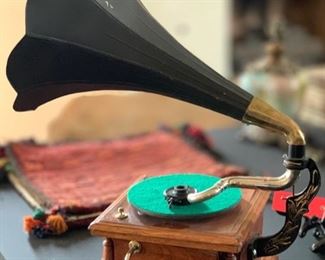 Columbia Grafonola Gramophone AS-IS	29x16x22	HxWxD	SC259