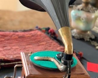 Columbia Grafonola Gramophone AS-IS	29x16x22	HxWxD	SC259