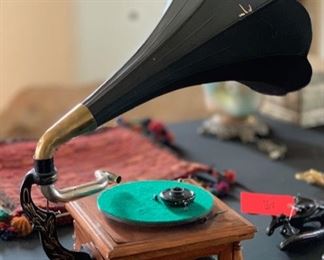 Columbia Grafonola Gramophone AS-IS	29x16x22	HxWxD	SC259