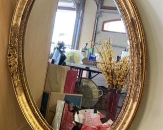 Lg Gilt Frame Oval Mirror	29x38x3in	HxWxD	SC286