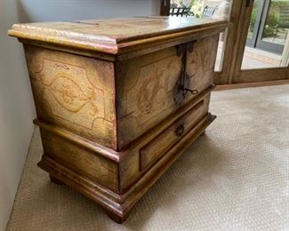 Old world painted chest	31x43.5x22	HxWxD	DL4232