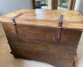 Old world painted chest	31x43.5x22	HxWxD	DL4232
