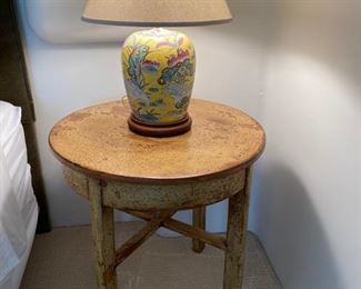 Custom made Old world crackle paint table	30x28.5 diameter		DL4234