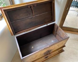 Old world painted chest	31x43.5x22	HxWxD	DL4232